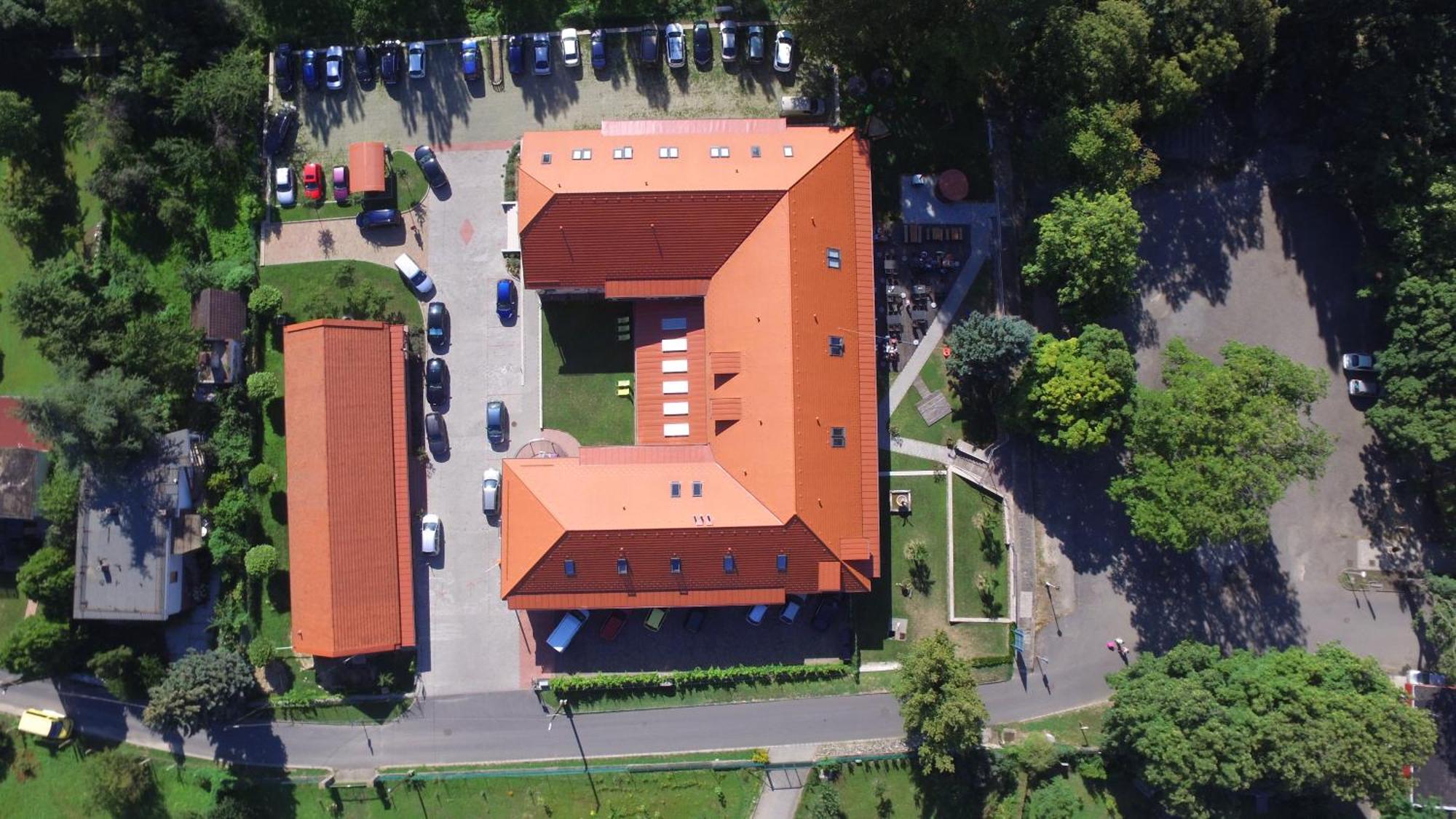 Hotel Halaszkert Badacsony باداتشونيتوماي المظهر الخارجي الصورة